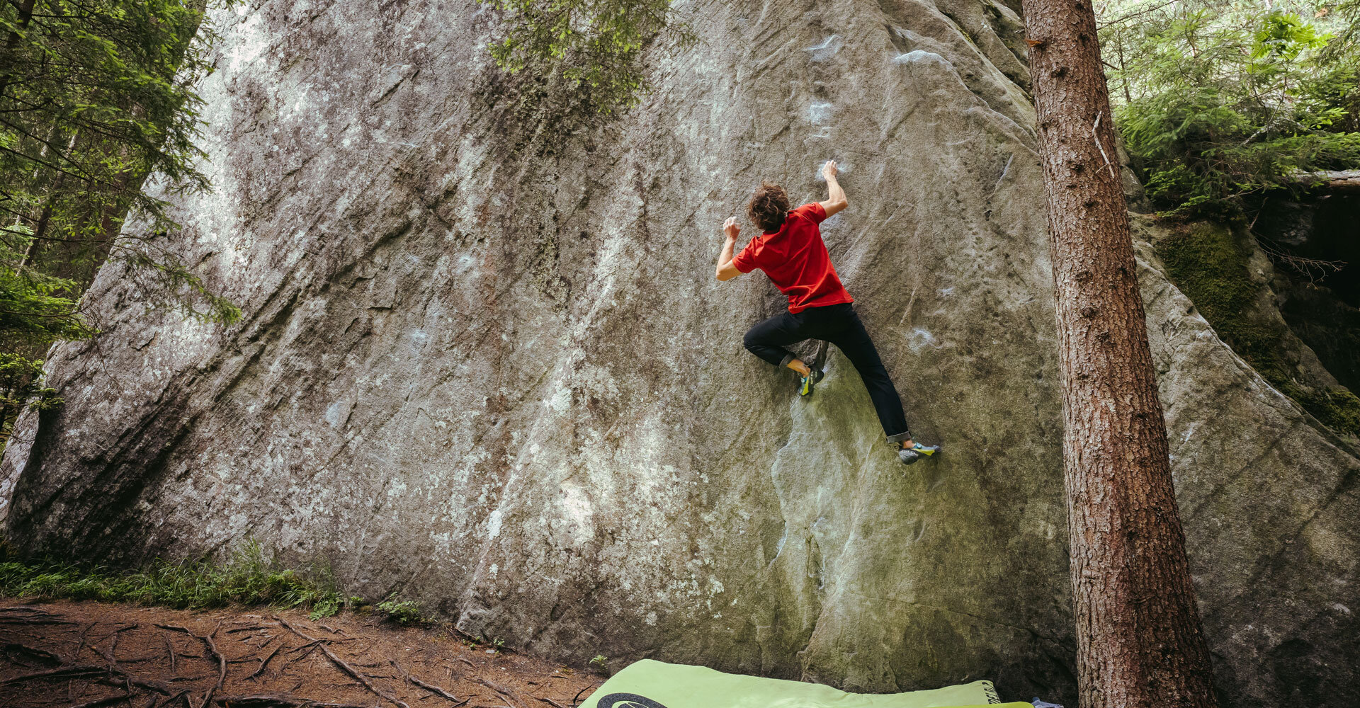 Ein Boulderer klettert mit Freunden.